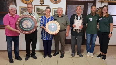 Das Bild zeigt von links: Detlef Weidinger, Werner Fleischer, Gabriele Söllner, Eugen Wameser und 1. Vorsitzender Hannes Ködel und ChrisƟna Heindl (Bild: Christina Heindl)