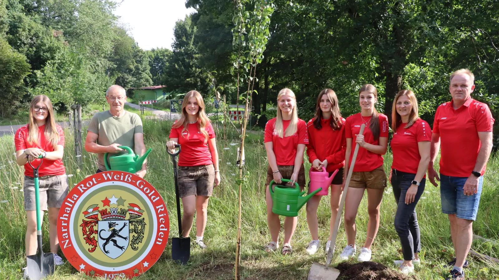 Erster Bürgermeister Erwin Geitner (2.v.l.) freut sich mit der Vorstandschaft der Narrhalla Rot-Weiß-Gold Rieden über die Aktion, darunter Vizepräsidentin Stefanie Richthammer (2.v.r.) und Präsident Josef Hollweck (r.). (Bild: Michael Rabenhofer)