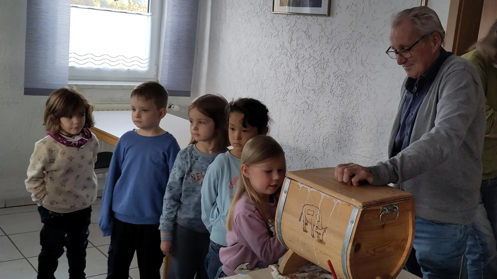 Jedes der Kinder durfte am Butterfass drehen (Bild: Armin Amrhein)