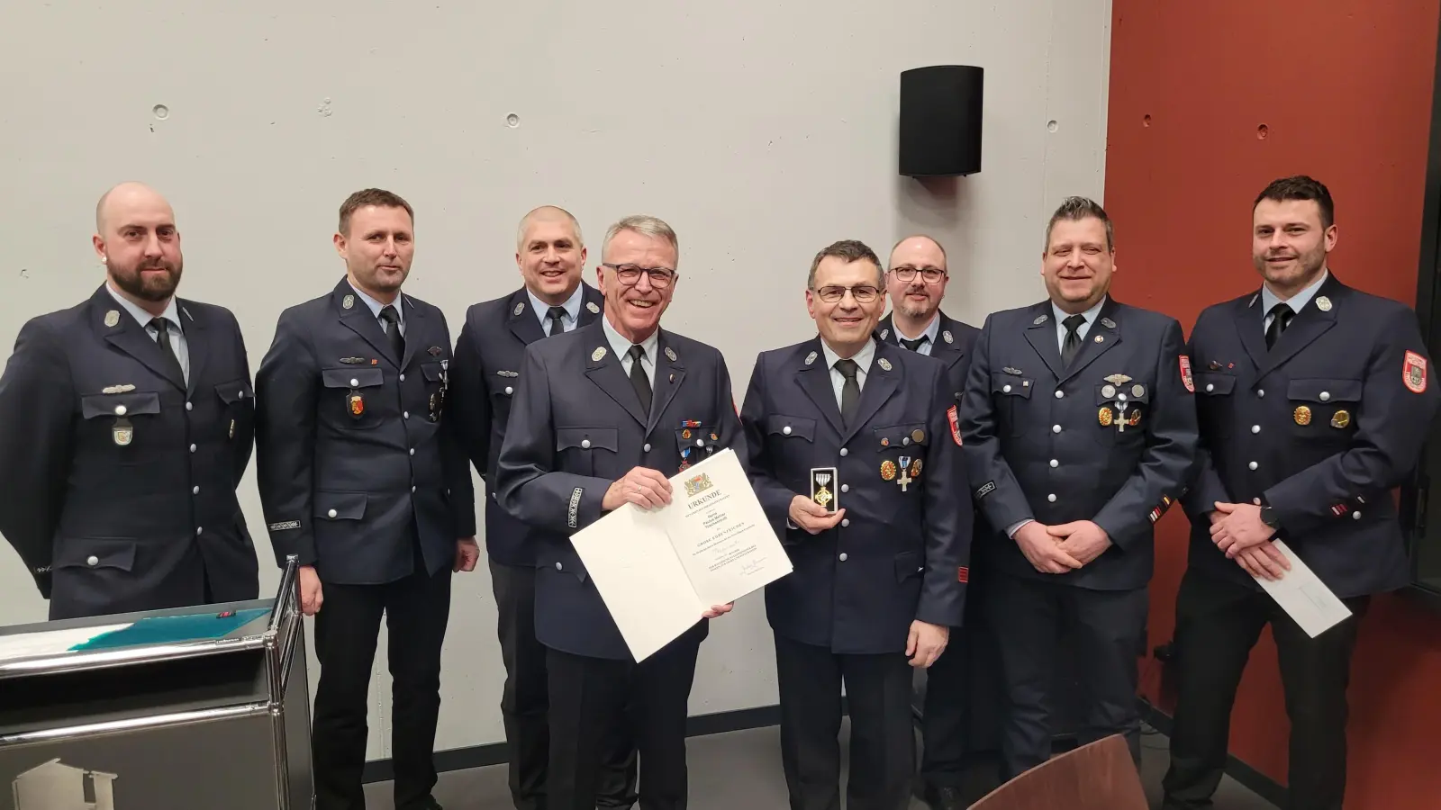 Für 50 Jahre aktiven Feuerwehrdienst wurde Paulus Mehler geehrt. Bürgermeister Franz Stahl überreichte die Auszeichnung im Beisein von Kommandanten und Vorständen. (Bild: Lukas Fenzl)