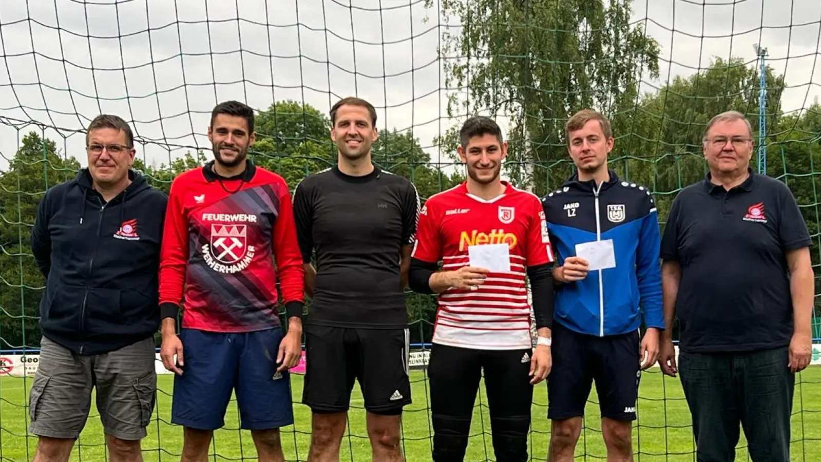 Auf den Bild von links nach rechts: Stefan Schwarzmeier (Organisator), Dominik Callejon (FW Weiherhammer), Dominik Härning (junge AH), Julian Müssig (Jahnfreunde VOH), Lukas Zeiler (TSG erste Mannschaft) (Bild: Stefan Schwarzmeier)