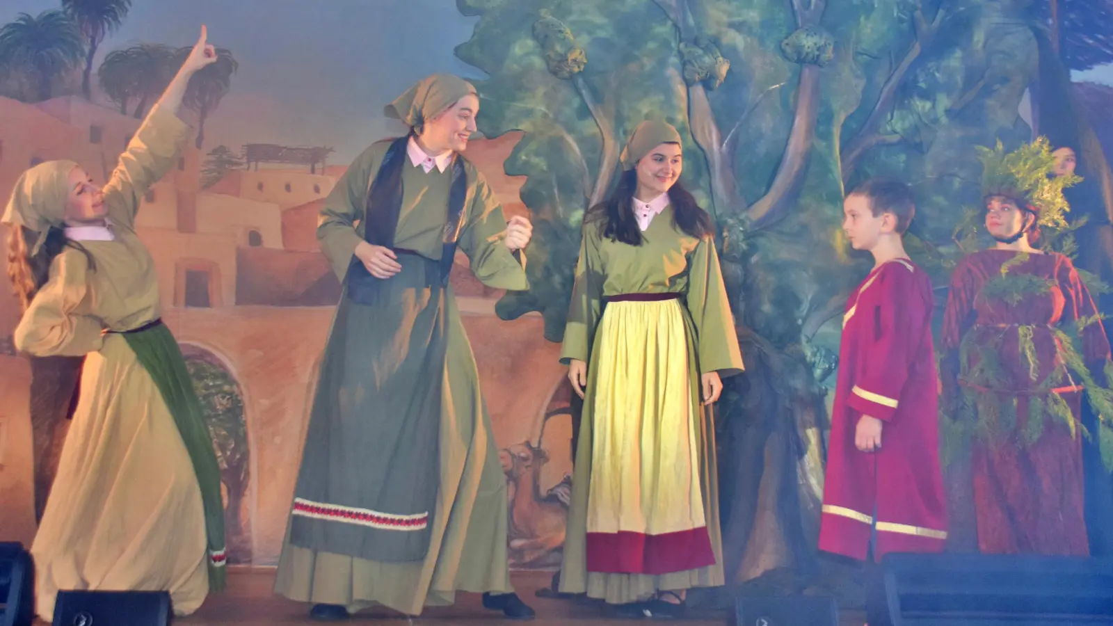 Zachäus ist traurig, weil er so klein ist. Hier mit den Mägden im hause seines Vaters (Bild: Raffael Kurz )