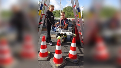 Durch den Transport eines Tennisballs mit dem Rettungsspreizer konnte die Geschicklichkeit unter Beweis gestellt werden. (Bild: Leopold Tippmann)