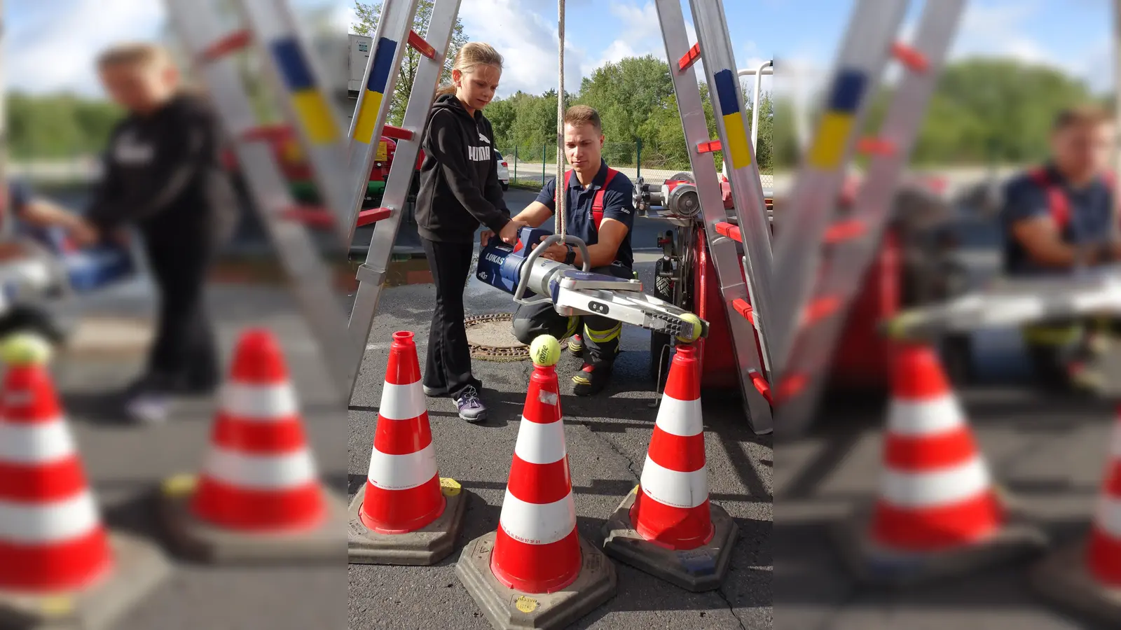 Durch den Transport eines Tennisballs mit dem Rettungsspreizer konnte die Geschicklichkeit unter Beweis gestellt werden. (Bild: Leopold Tippmann)