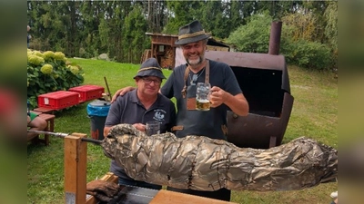 Traditionelles Saugrillen am Schützenheim  (Bild: Angelika Stahl)