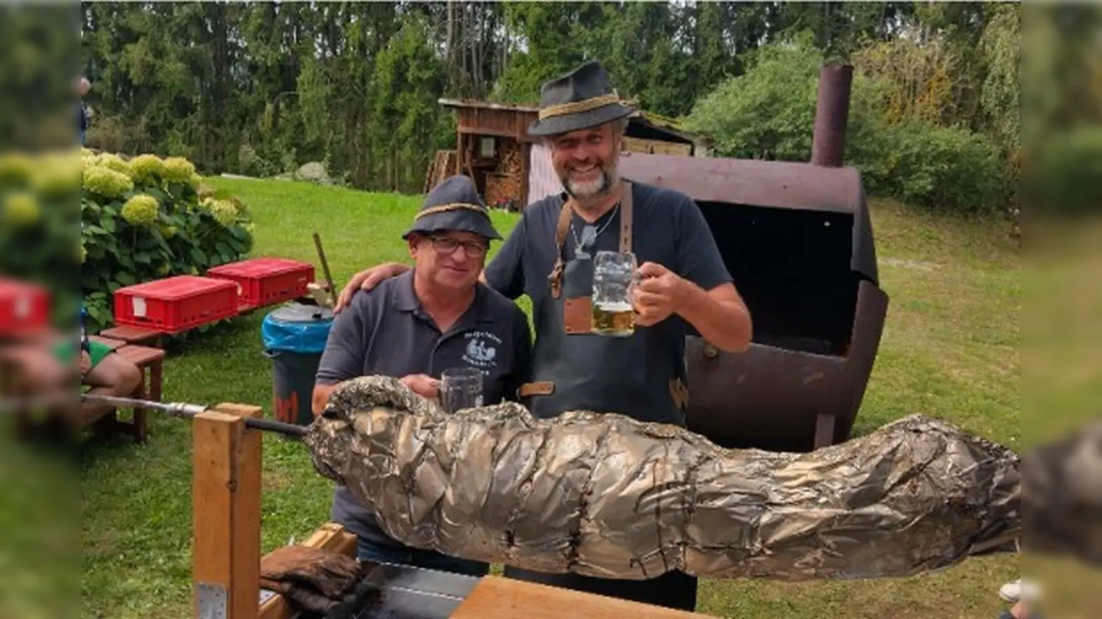 Traditionelles Saugrillen am Schützenheim  (Bild: Angelika Stahl)