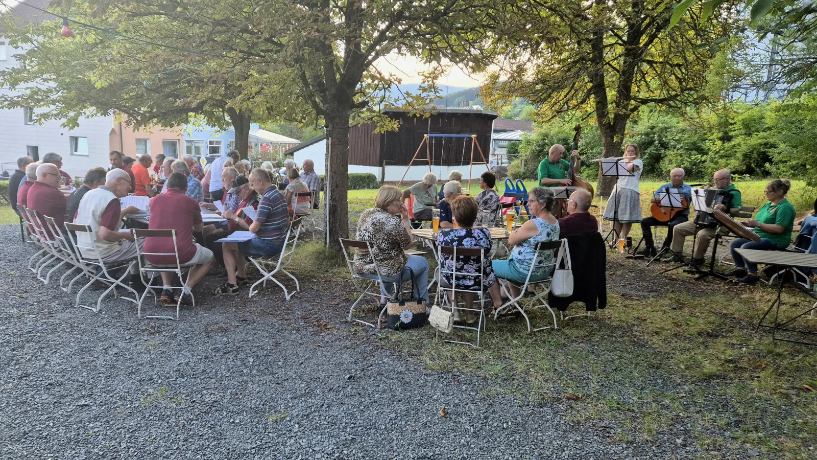 Im idyllischen Biergarten des Gasthofs „Goldener Engel” genossen zahlreiche Besucher den musikalischen Abend. (Bild: Reiner Gärtner)