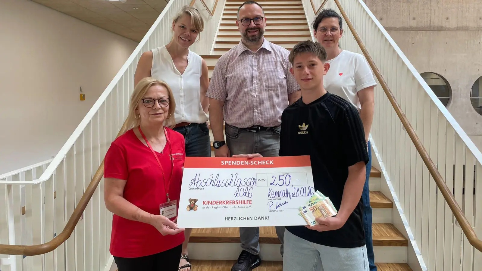 Schülersprecher Patrick Veigl überreichte den Erlös aus dem Muffin-Verkauf der Abschlussklassen an Waltraud Wagner von der Kinderkrebshilfe in der Region Oberpfalz-Nord e.V. Schulleiter Holger König und die beiden Verbindungslehrerinnen Juliane Kraus und Miriam Hollering würdigten das soziale Engagement der Absolventinnen und Absolventen. (Bild: Juliane Kraus)