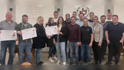 Die Vertreter der Feuerwehr, Reiner Schwingshandl (von links), des Schützenvereins 1898 Thumsenreuth, Andreas Heinz, sowie das Vertreterteam des Kindergartens Krummennaab mit der Leiterin Erika Luft konnten sich über eine Spende von je 500 Euro freuen. Bürgermeisterin Marion Höcht (4. von rechts) gratulierte der neuen Vorstandschaft mit der „alten Führungscrew“ und dem neuen Vorstand Fabian Moller (5. Von links) und wünschte ihm und der ganzen Mannschaft viel Erfolg. (Bild: Fabian Moller)