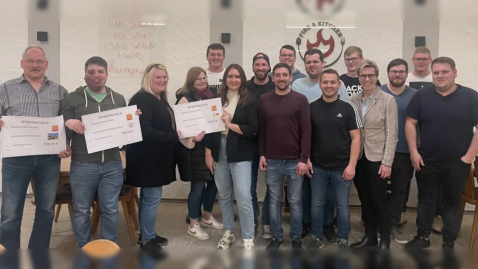 Die Vertreter der Feuerwehr, Reiner Schwingshandl (von links), des Schützenvereins 1898 Thumsenreuth, Andreas Heinz, sowie das Vertreterteam des Kindergartens Krummennaab mit der Leiterin Erika Luft konnten sich über eine Spende von je 500 Euro freuen. Bürgermeisterin Marion Höcht (4. von rechts) gratulierte der neuen Vorstandschaft mit der „alten Führungscrew“ und dem neuen Vorstand Fabian Moller (5. Von links) und wünschte ihm und der ganzen Mannschaft viel Erfolg. (Bild: Fabian Moller)