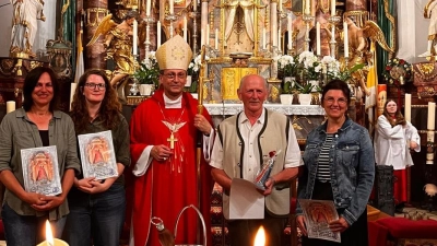 Im Bild die Geehrten von links: Petra Grillmeier, Julia Janke, Erzbischof Herwig Gössl, Michael Betzl und Michaela Günthner. (Bild: Maria Grillmeier)