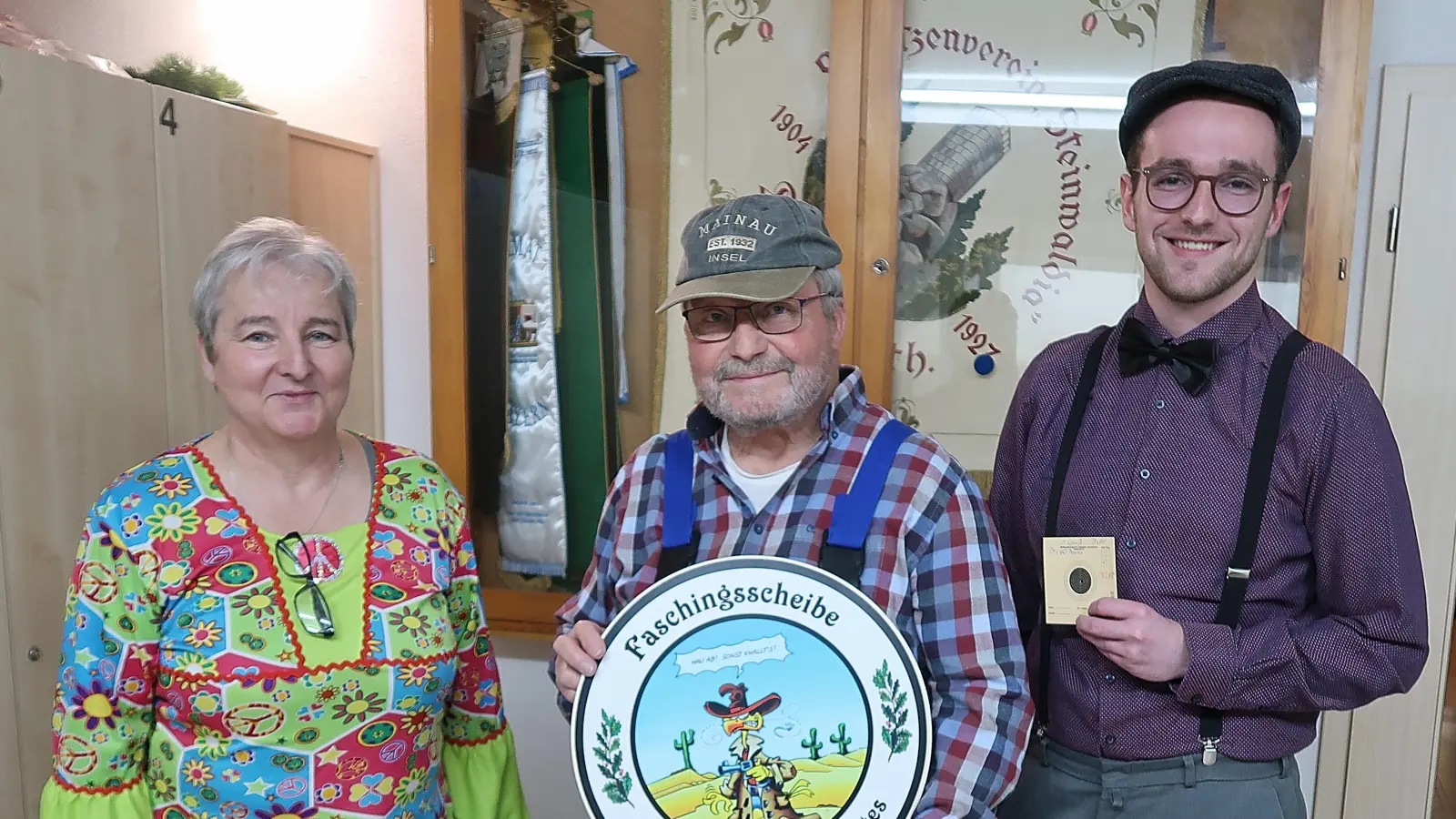 Armin Seidel (Mitte) sicherte sich mit einem 156 Teiler erstmals den Faschingsthron und die beliebte Schützenscheibe bei den Frauenreuther Sportschützen. Auf den weiteren Plätzen folgten Rita Petrik (links) und Vorjahressieger Adrian Käß (rechts). (Bild: Bernhard Schultes)