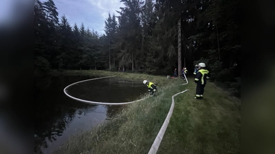 Einsatz Öl auf Gewässer mit Traktorunfall. (Bild: Johanna Kellner)