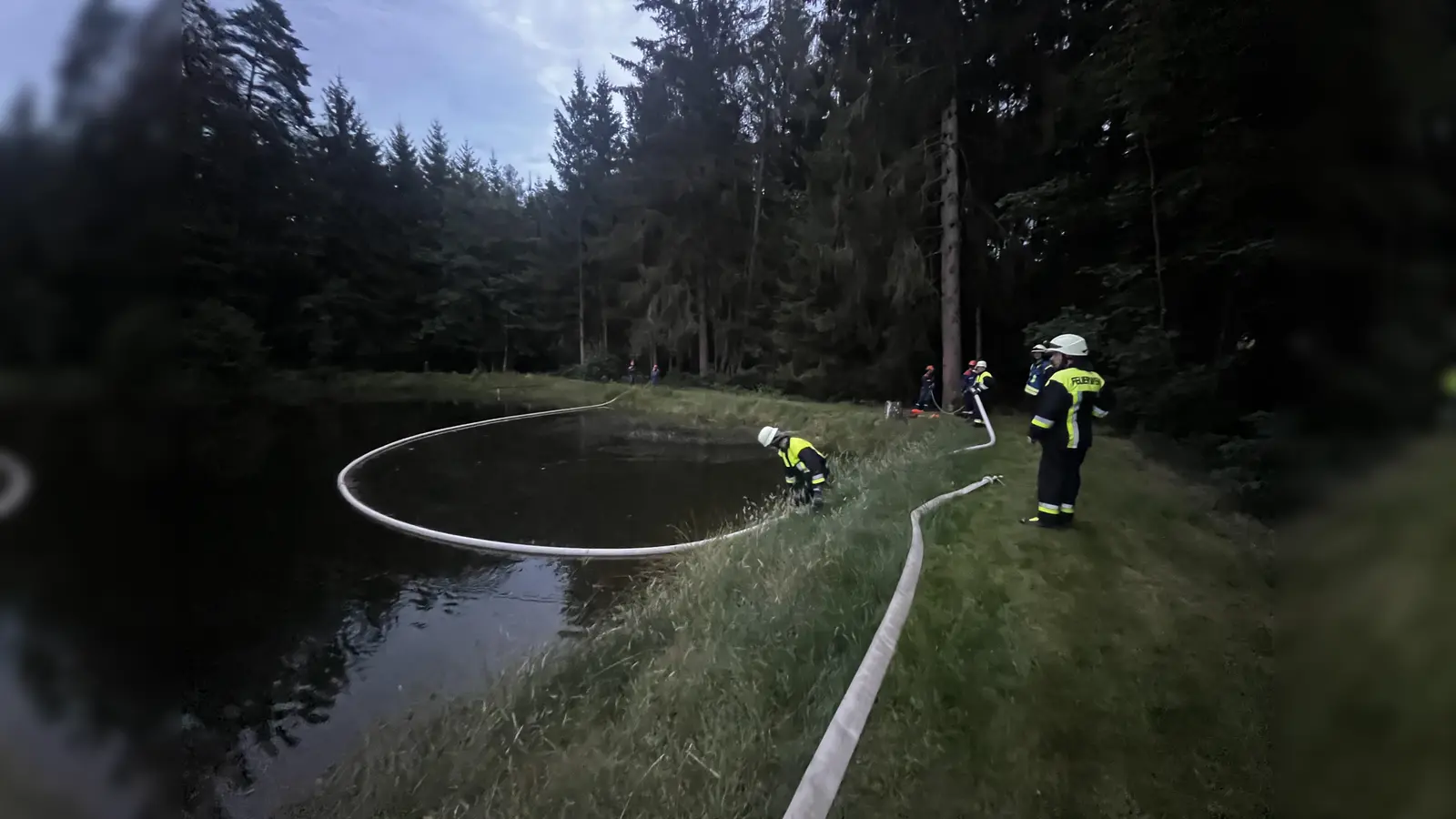 Einsatz Öl auf Gewässer mit Traktorunfall. (Bild: Johanna Kellner)