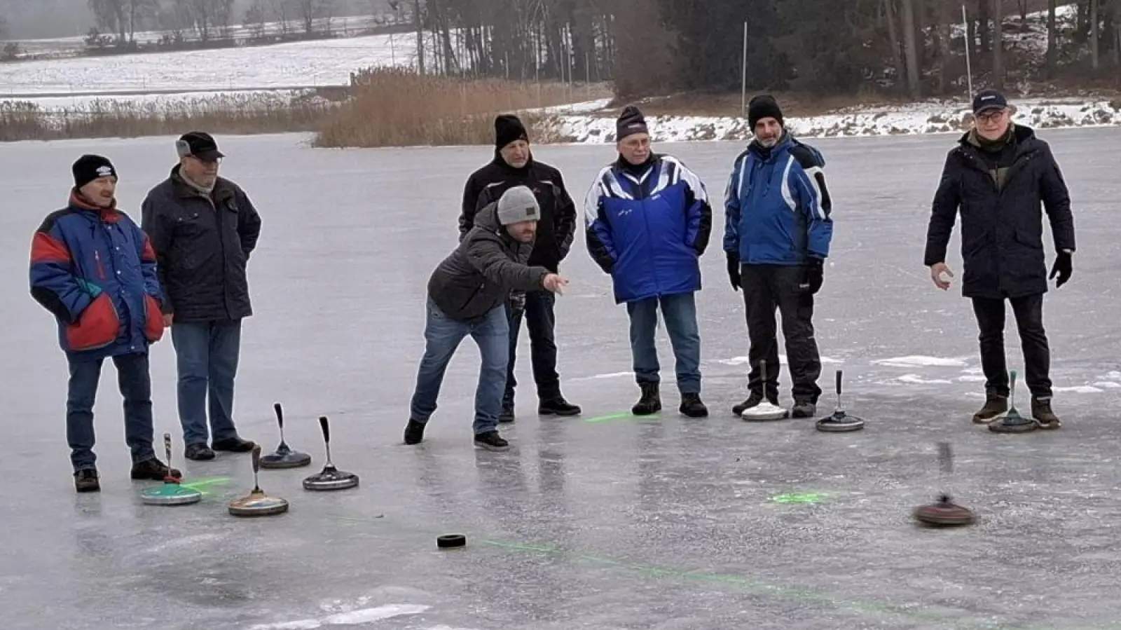 Mit sportlicher Begeisterung und freundschaftlichen Miteinander trafen sich Mitglieder vom Wintersportverein zum Eisstocken am zugefrorenen Atzmannsee.  (Bild: Karl Ziegler)