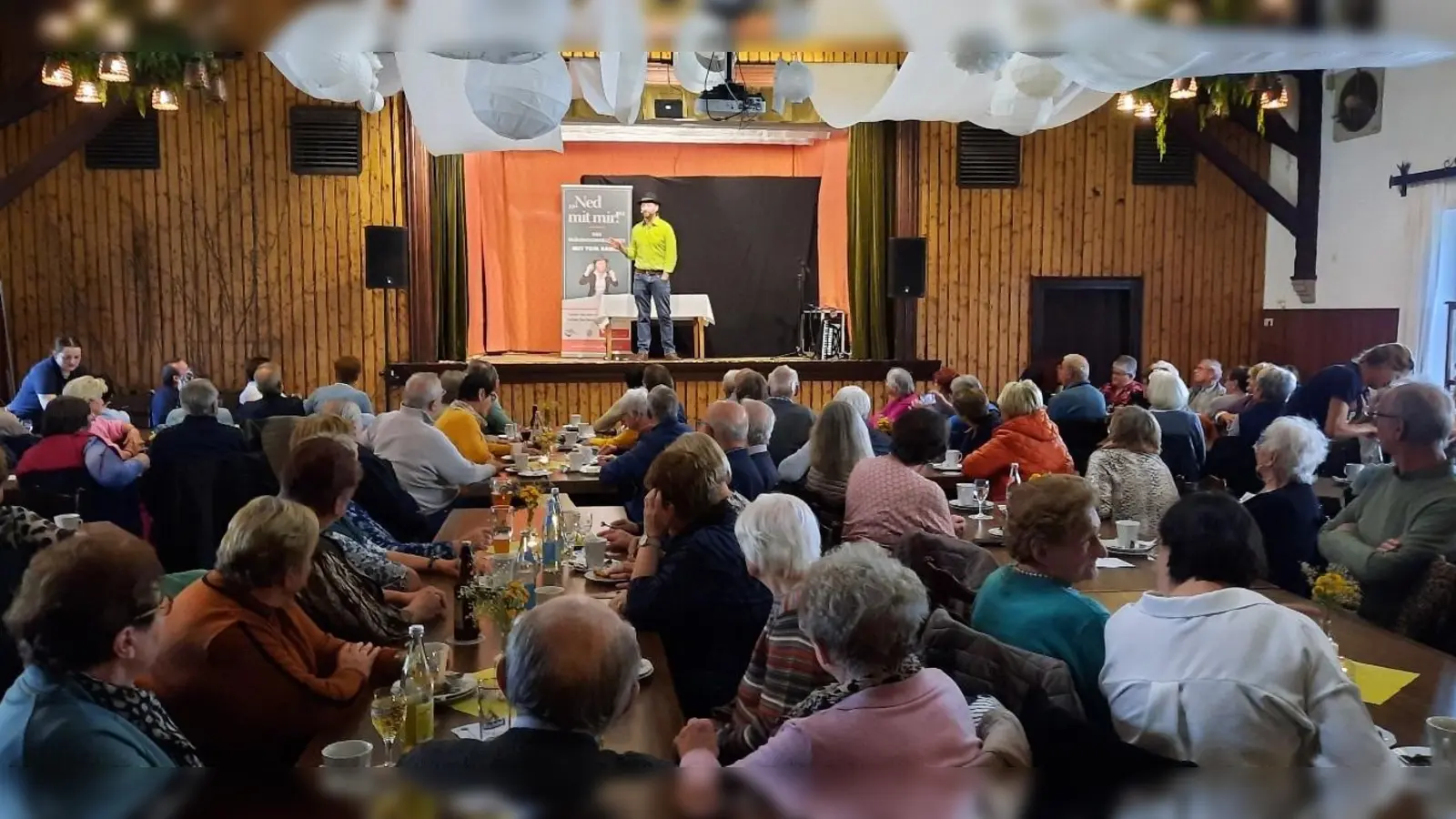 Kabarett mit Tom Bauer in Konnersreuth. Der Saal im Gasthof „Weißes Roß“ in Konnersreuth ist beim Auftritt von Tom Bauer voll besetzt.  (Bild: Anja Dubrowski)