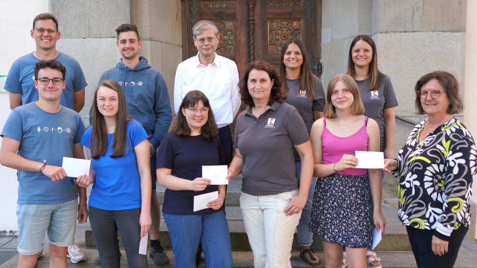 Die drei Waldthurner Ministrantinnen Lisa Stahl (Vorne - Zweite von links), Marie-Christin Wallmeyer (Vorne - Dritte von links) und Sophia Kleber (Vorne: Zweite von rechts) erhalten für ihre Ministranten-Wallfahrt nach Rom insgesamt 735 Euro. (Bild: Franz Völkl)