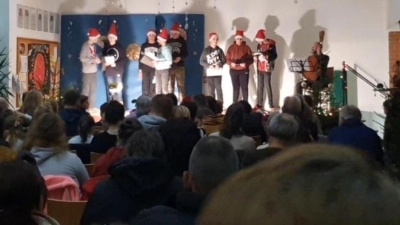 Die Klasse 6/7 auf der Bühne. (Bild: Jakob Seifert)