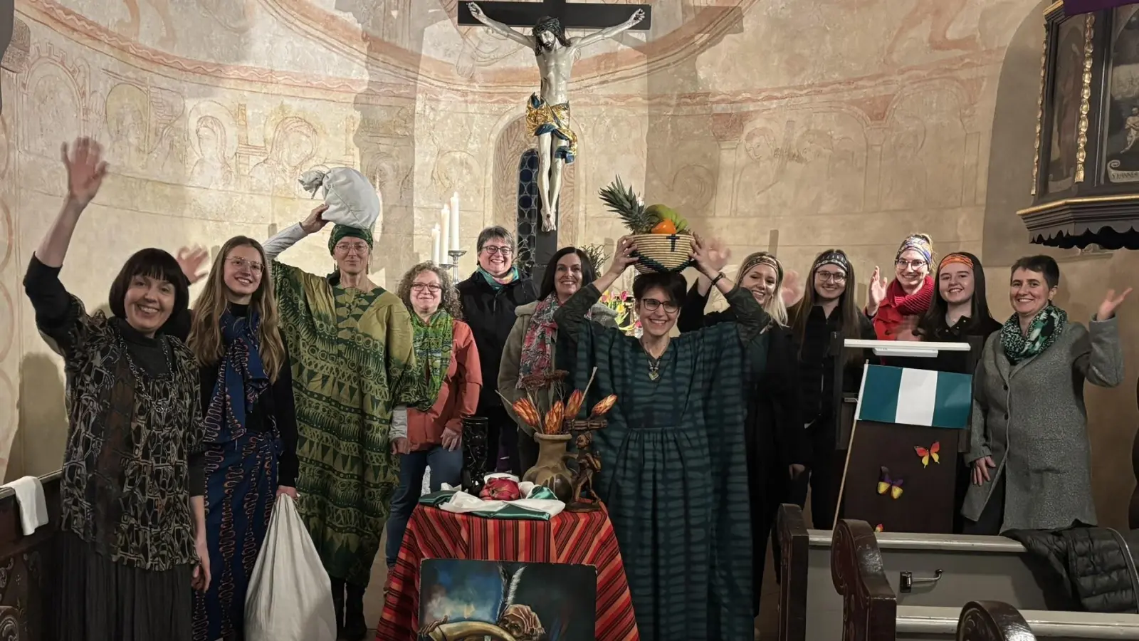 Mädchen und Frauen beider Konfessionen gestalteten den Gottesdienst in der evangelischen St. Ulrich Kirche (Bild: Christine Zilbauer)