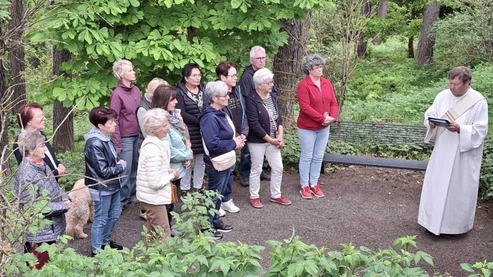 Zusammen mit Diakon Rudi Hoffmann feierte die Frauen-Union Maiandacht auf dem Kalvairenberg. (Bild: Josef Söllner )