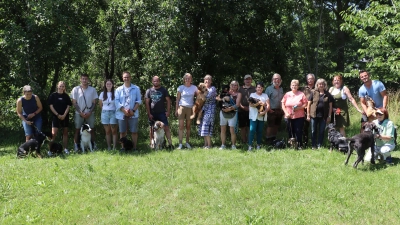Die Prüflinge mit ihren Vierbeinern des Begleithundekurses des Bayerischen Jagdverbandes - Kreisgruppe Amberg - nach Bestehen der Prüfung. Geleitet wurde der Kurs von Hundeobfrau Ute Ehebauer (4.v.r.) aus Wolfsbach. (Bild: Michael Rabenhofer)