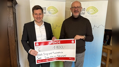 Von links: Erster Bürgermeister Nicolas Lahovnik überreicht Musikschulleiter Georg Obermaier die Spende für das Projekt „JeKi“. (Bild: Kristina Wiedel)
