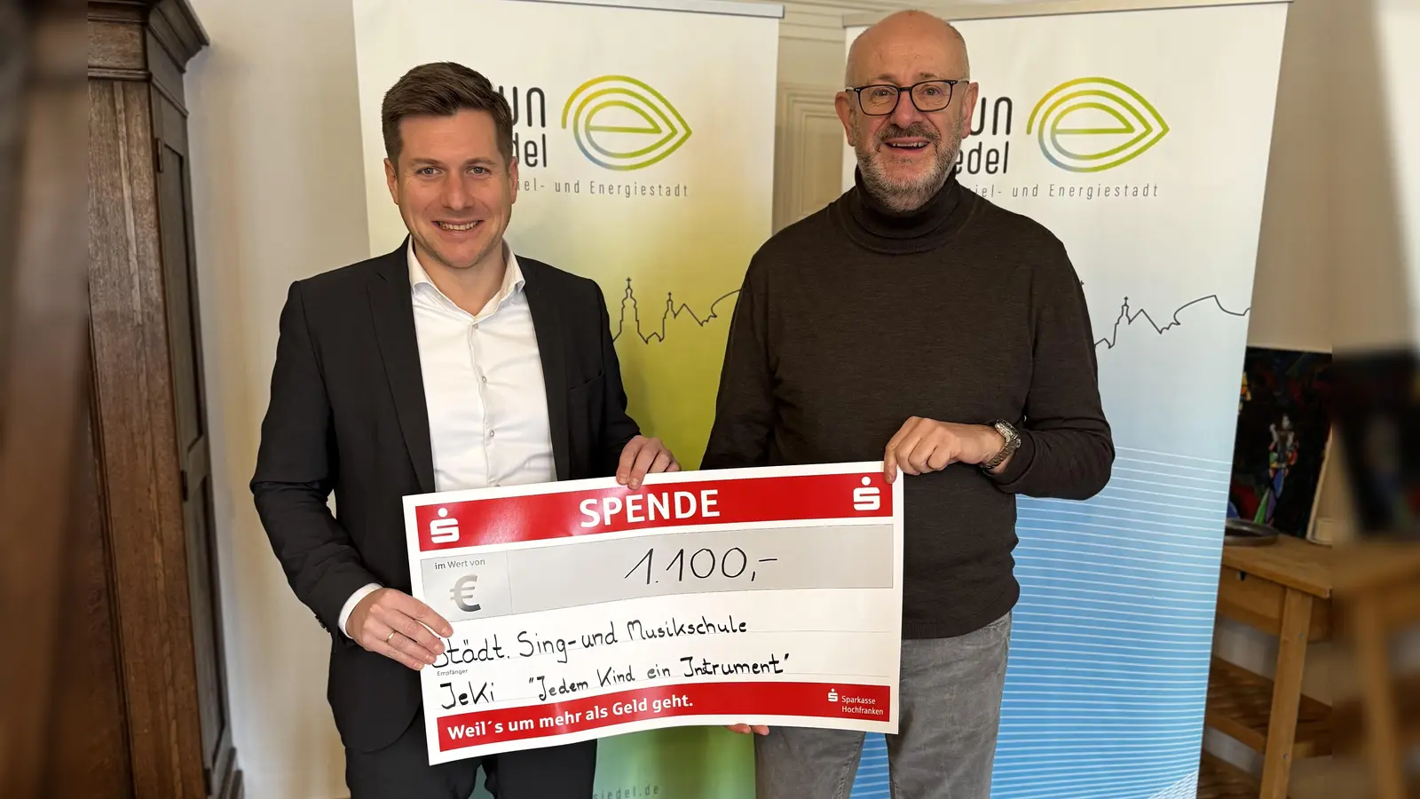 Von links: Erster Bürgermeister Nicolas Lahovnik überreicht Musikschulleiter Georg Obermaier die Spende für das Projekt „JeKi“. (Bild: Kristina Wiedel)