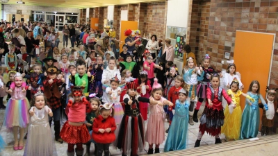 Beim Kinderfasching in Schmidgaden tanzen die kleinen Maschkerer ausgelassen. (Bild: Anita Ries/exb)