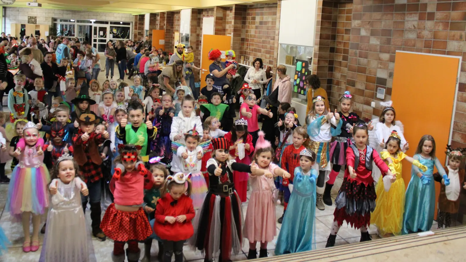 Beim Kinderfasching in Schmidgaden tanzen die kleinen Maschkerer ausgelassen. (Bild: Anita Ries/exb)