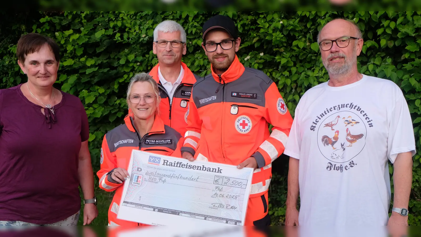 Erneut gab es für die HvO- Ortsgruppe eine Spende für den Ankauf eines geplanten neuen Fahrzeugen und für weitere, notwendige Ausrüstungsgegenstände. Von links: 2. Vorsitzende Bianca Kraus, Petra Schaller, Karl Kraus, Lorenz Kraus und 1. Vorsitzender Berthold Fröhlich. (Bild: Fred Lehner)