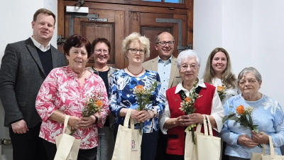 Die fünf neuen Mitglieder des Kemnather Frauenbunds mit Sprecherin Rita Ponnath, Pfarrer Thomas Kraus und Bürgermeister Roman Schäffler. (Bild: Gabriele Böhm)