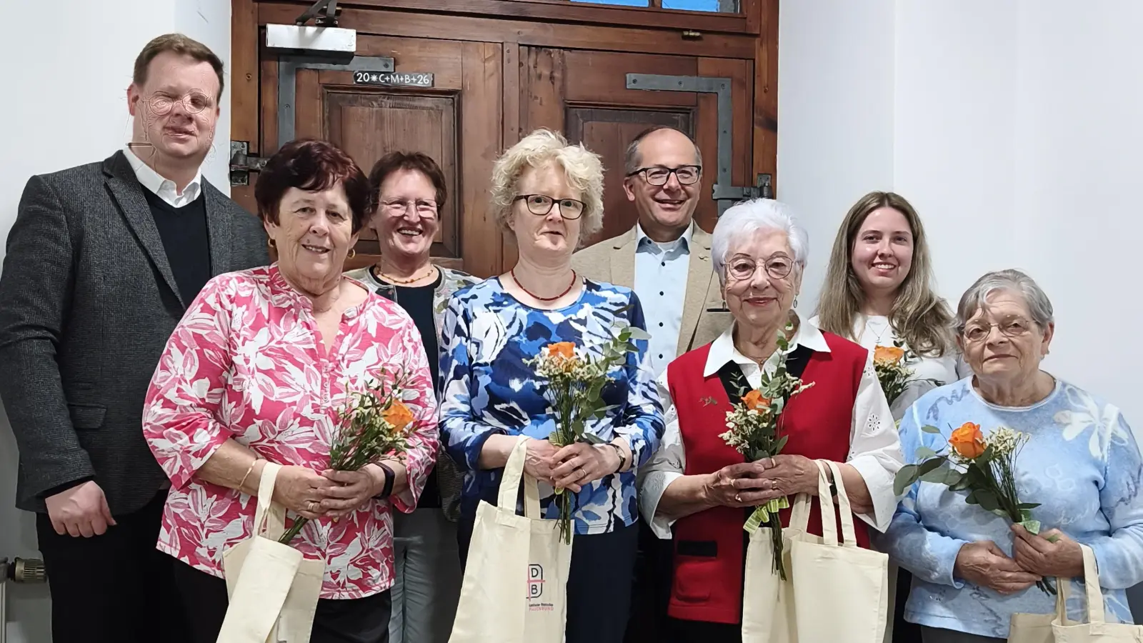 Die fünf neuen Mitglieder des Kemnather Frauenbunds mit Sprecherin Rita Ponnath, Pfarrer Thomas Kraus und Bürgermeister Roman Schäffler. (Bild: Gabriele Böhm)