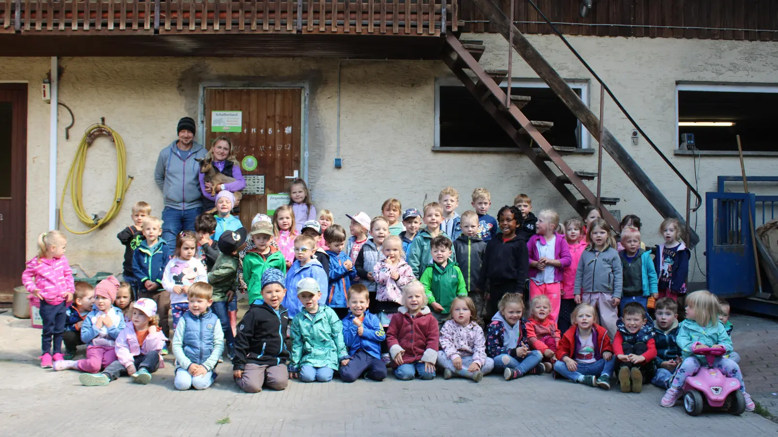 Der Ausflug des Städtischen Kindergartens Kunterbunt führte zum Bauernhof der Familie Stock nach Wetzldorf. <br> (Bild: Städtischer Kindergarten Kunterbunt/exb)
