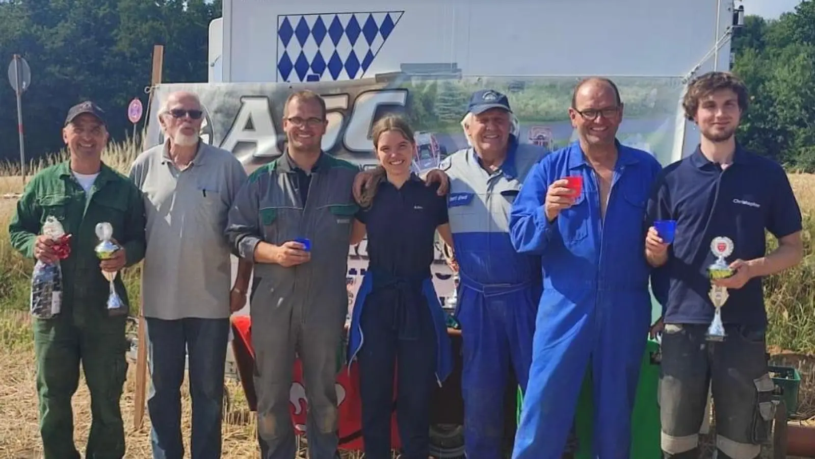 Gruppenfoto mit Dame - die Teilnehmer der Klasse 13 - Eigenbauten - von links: Klassen-Tagessieger Michael Hummel (MSC Schmidmühlen, Manfred Scharnagel (2. Sportleiter ASC), André Maier, Alina Maier, Albert Greß, Helmut Dotzler, Christopher Franz (alle ASC Su.-Ro.), es fehlen: Jannik &amp; Matthias Bohmann. (Bild: Michael Luber)