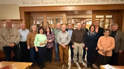 v.r.: Kreisvorsitzender Klaus Bleisteiner, Dr. Dirk Uelze, Vorsitzende Anita Knorr, Angelika Wismeth, Anneliese Kerschensteiner, Johann Lehmeier, Hans-Albin Zagel. Bernhard Gebhard, Michael Stein, Martin Englhard, Tanja Nurtsch, 3. Bürgermeister Stefan Anderle, Carola Schlemper, Ehrenkreisvorsitzender Rudi Sitter. (Bild: Jörg Zimmermann)