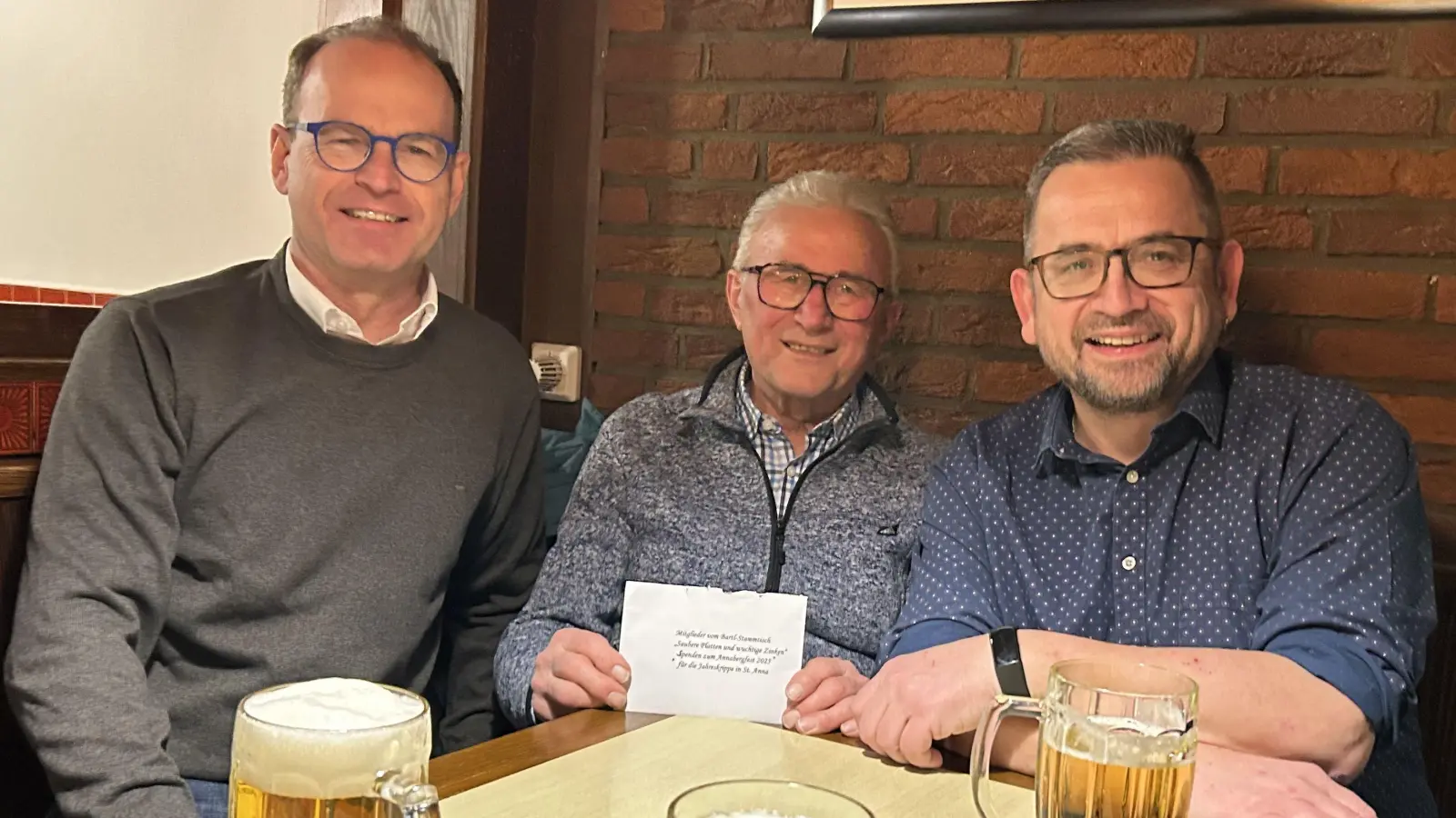 Krippenpfleger Johann Zangl (Mitte) freute sich über das Spendenkuvert, das die Vertreter des Freundeskreises St. Anna Stefan Fuchs (links) und Andreas Royer (rechts) bei einem Dämmerschoppen im Brauerei-Wirtshaus Fuchsbeck zur weiteren Gestaltung der Annaberg-Krippe übergaben. (Bild: Peter Lehner)