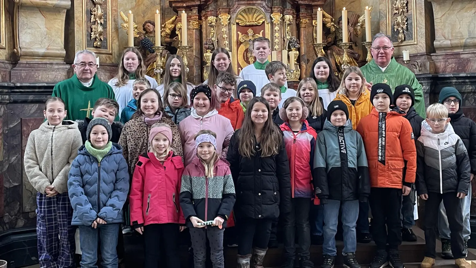 Die Erstkommunikanten stellten sich mit Pfarrer Birner und Diakon Gerstacker vor. (Bild: Stefanie Daubenmerkl)