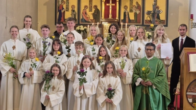 Erste Reihe unten von links, die neu aufgenommenen Ministrantinnen Amila Rohrer, Hanna Fodor und Laura Schraml zusammen mit Pfarrer Joseph und den Ministranten der Pfarrgemeinde. (Bild: Christine Schraml)