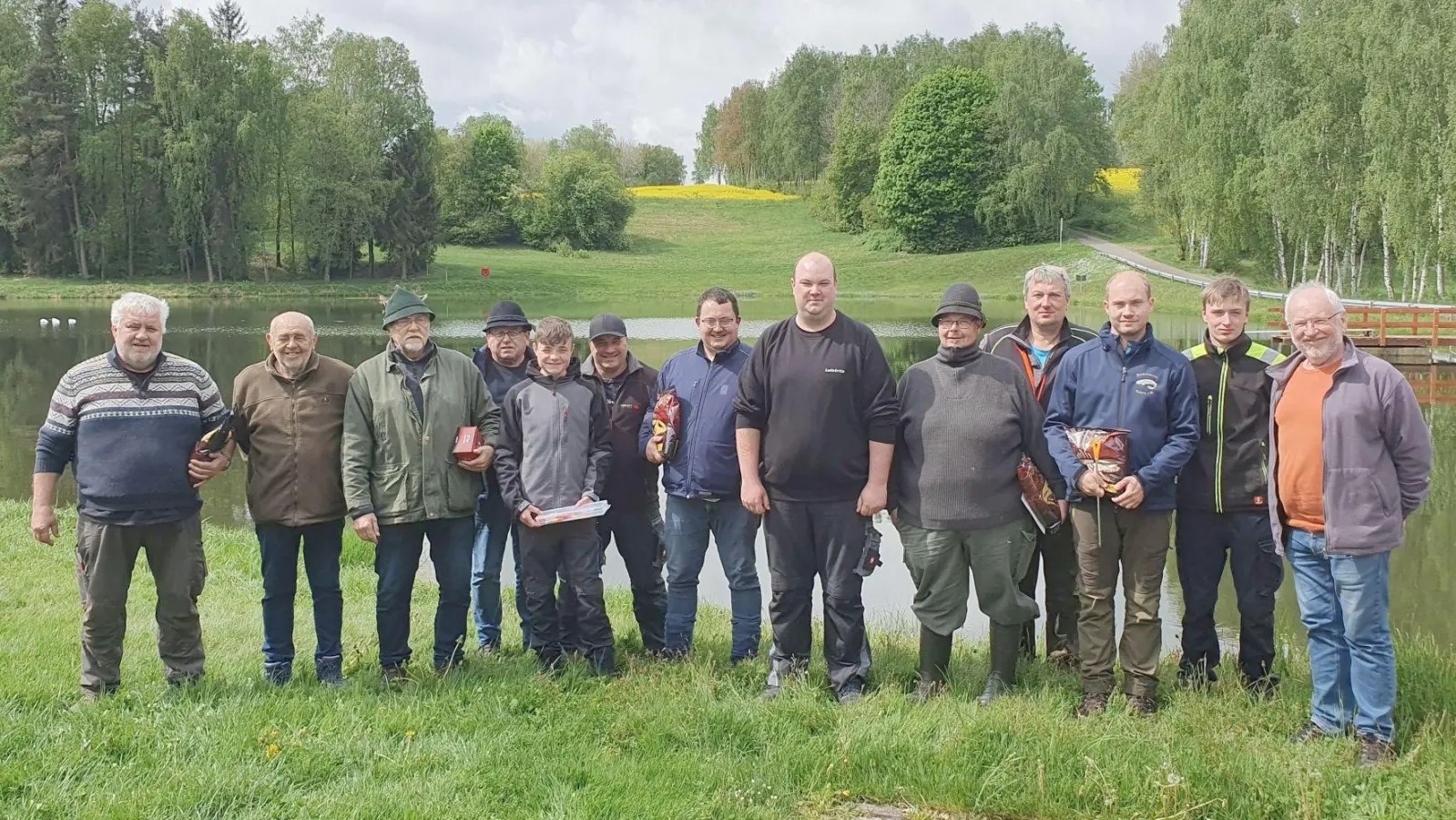 Den ersten drei Plätze beim Anfischen belegten Georg Zierer (7 v.r.), Michael Kleber (3.v.l.) und Fabian Illing (3.v.r.). (Bild: Georg Pfannenstein)