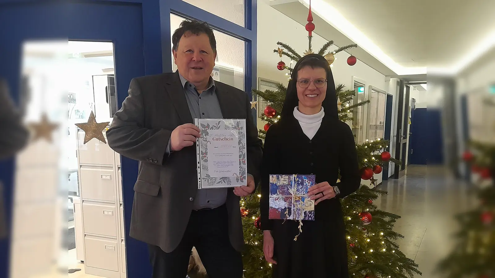 Spende an den Geschäftsführer Herrn Raschoff übergeben (Bild: Sr. Christine Gindhart)