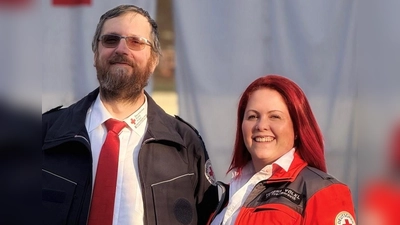 Die neu gewählte Kreisbereitschaftsleiterin Verena Völkl und ihr im Amt bestätigter erster Stellvertreter Wolfgang Rosner (von rechts). (Bild: Melissa Wagner)