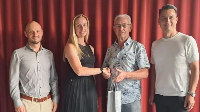 Verabschiedung Jasmin Heindl (Bild v.l.: Jakob Seifert, Schulleiter, Jasmin Heindl, Alfred Schuster, Vorsitzender, Bernhard Söllner, 3. Bürgermeister (Bild: Stefanie Danzer)