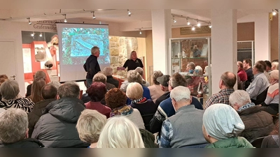 Stehend links Gerald Morgenstern, rechts stehend 1. Vorsitzende Angela Biersack Heimatverein Grafenwöhr (Bild: Christine Buchfelder)