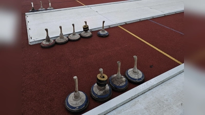 Zwei Eisstockbahnen stehen bis zum 1. Februar auf dem Gelände und können angemietet werden.  (Bild: Nina Lang)