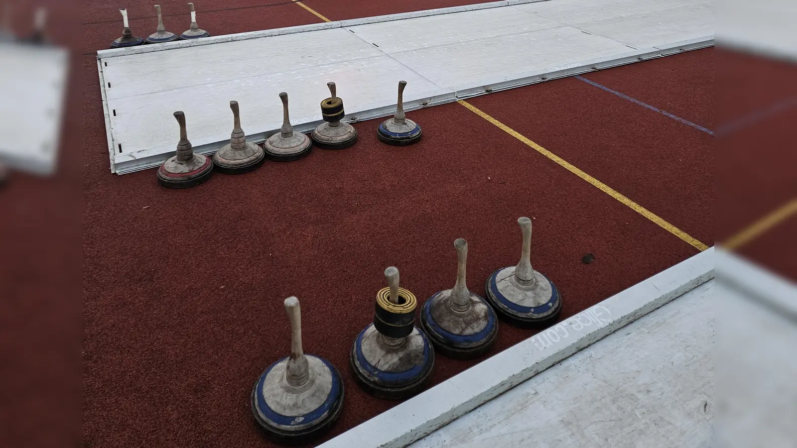 Zwei Eisstockbahnen stehen bis zum 1. Februar auf dem Gelände und können angemietet werden.  (Bild: Nina Lang)