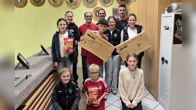 Luis Lindner und Antonia Zahner gewannen das Retroschießen 2026 in Ihrer jeweiligen Schützenklasse. Dazu noch die nachfolgenden Gewinner. Besonders gratulierten hinten im Bild ( von rechts nach links ) Sportleiter Stefan Gradl, Schützenmeister Matthias Reis und Jugendleiter Armin Mösbauer. <br> (Bild: Hans Schlosser )