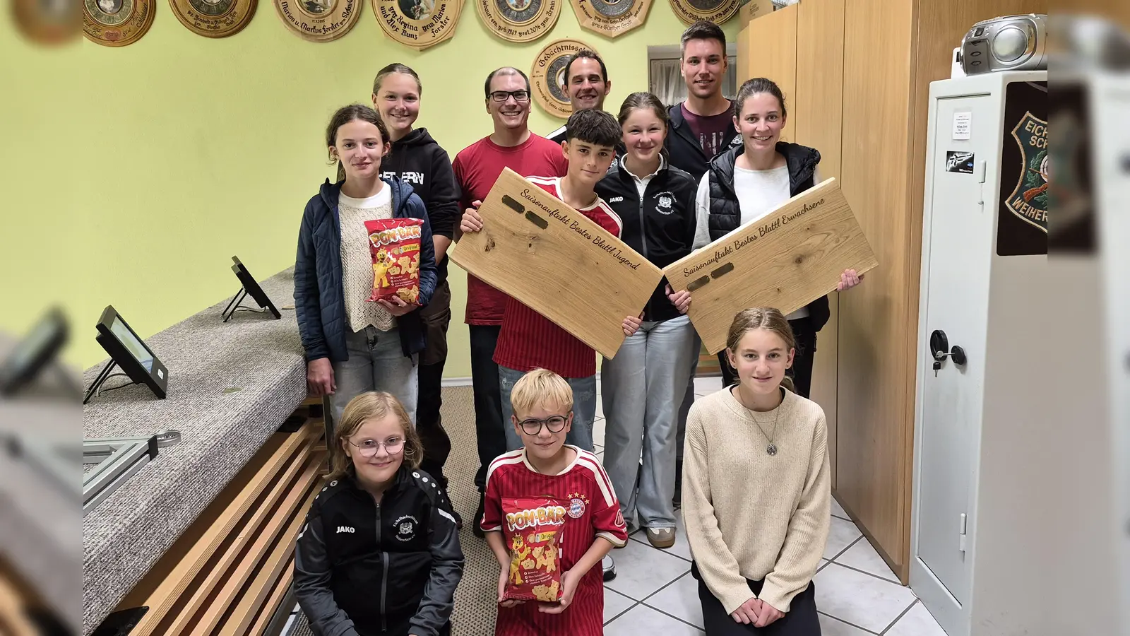 Luis Lindner und Antonia Zahner gewannen das Retroschießen 2026 in Ihrer jeweiligen Schützenklasse. Dazu noch die nachfolgenden Gewinner. Besonders gratulierten hinten im Bild ( von rechts nach links ) Sportleiter Stefan Gradl, Schützenmeister Matthias Reis und Jugendleiter Armin Mösbauer. <br> (Bild: Hans Schlosser )