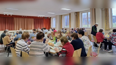 Fröhliche Senioren beim gemeinsamen Frühstück (Bild: Alfred Wulfänger)