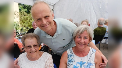 Eine fröhliche Gesellschaft feierte am Mittwoch im Seniorenwohnheim „Am Reiserwinkel“ das diesjährige Sommerfest. Dazu gab es einen Geburtstag von Barbara Scherm. (Bild: Fred Lehner)