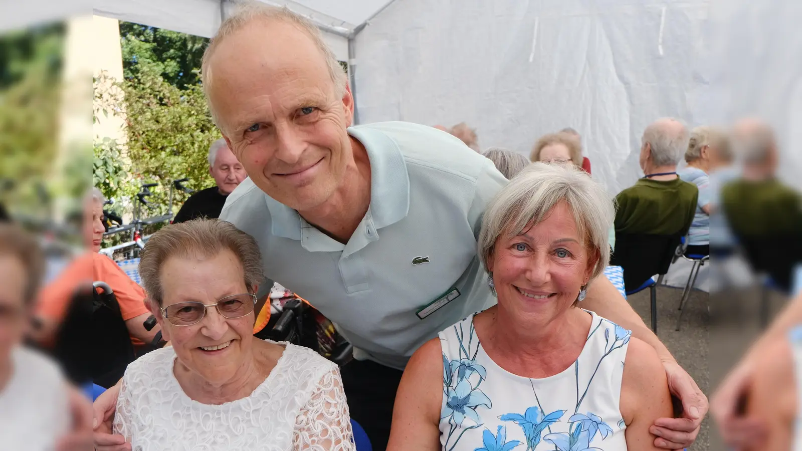 Eine fröhliche Gesellschaft feierte am Mittwoch im Seniorenwohnheim „Am Reiserwinkel“ das diesjährige Sommerfest. Dazu gab es einen Geburtstag von Barbara Scherm. (Bild: Fred Lehner)